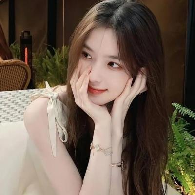 在深灰色的箱子中